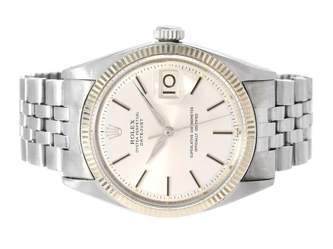ROLEX, Oyster Perpetual, Datejust (T Swiss T), Chronometer, Ref nr. 1601, Serie nr. xx7852 (657852), Cal 1560, Verk nr. D19309, Boett nr. 1601 (I.61), herrur, 36 mm, stål/vitguld, automatisk, plexiglas, datum, skadad urtavla, skadad boett (porer), Jubileelänk (Folded, storleksändras ej), viklås, Ref nr. 6251H-2.69/55, längd 160 mm, Chronometercertifikat, tillverkad första kvartalet 1961. — Klockor/Rolex — Kaplans