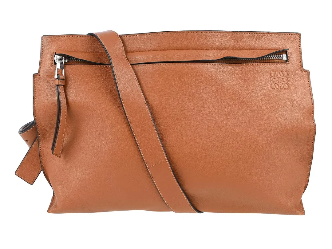 VÄSKA, LOEWE, Medium T Messenger, brunt läder, silverfärgade beslag, 35x26x8 cm. — Accessoarer/Väskor — Kaplans