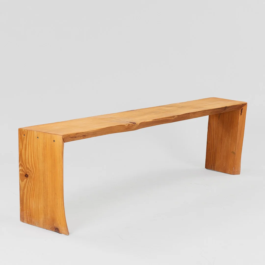 Lang, smal bænk af massiv fyrretræsplanke, dansk møbelsnedker, 21. århundrede. — Armchairs & Chairs — Palsgaard Kunstauktioner