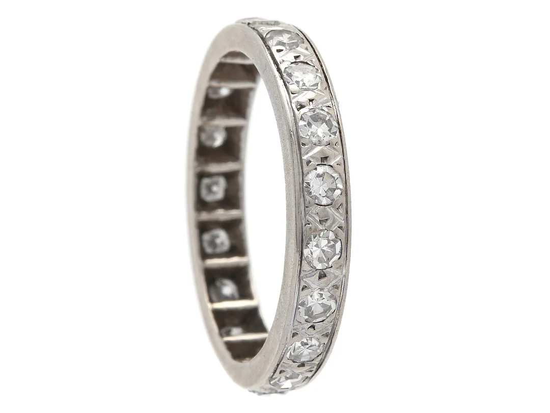 HELALLIANSRING, 18K vitguld, 19 åttkantslipade diamanter ca 0,70 ctv, ca W/VS, stl 16,25 mm, vikt 2,8 g, tre diamanter med skador. — Smycken/Alliansring — Kaplans