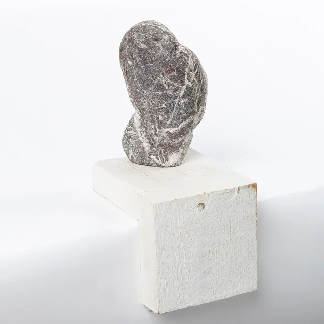 STAFFAN NIHLÉN (1929-2022). Skulptur, sten på träsockel, samtida.