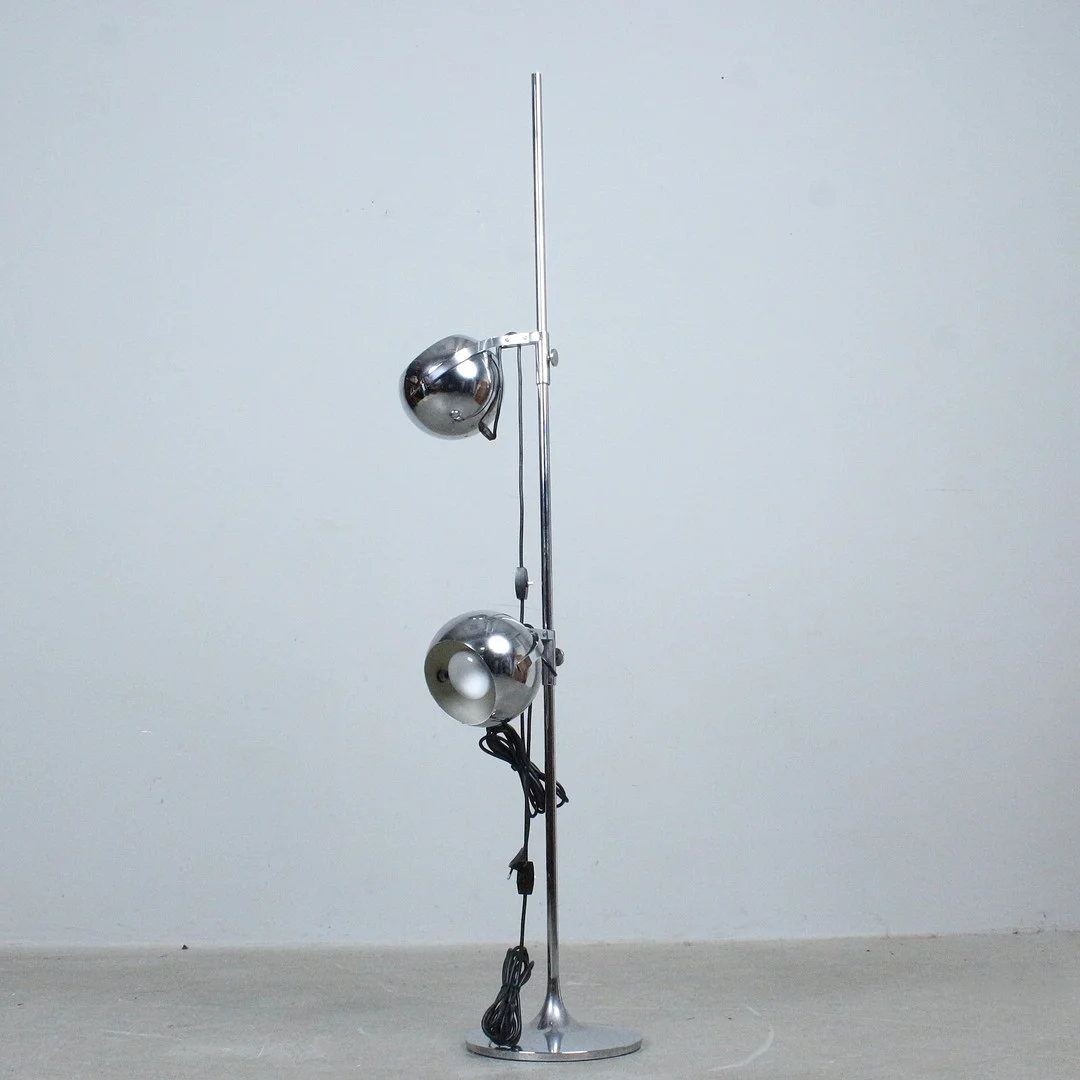 Stehlampe aus verchromtem Metall, 1970er. — Floor lights — Stockholms Auktionsverk Düsseldorf/Neuss