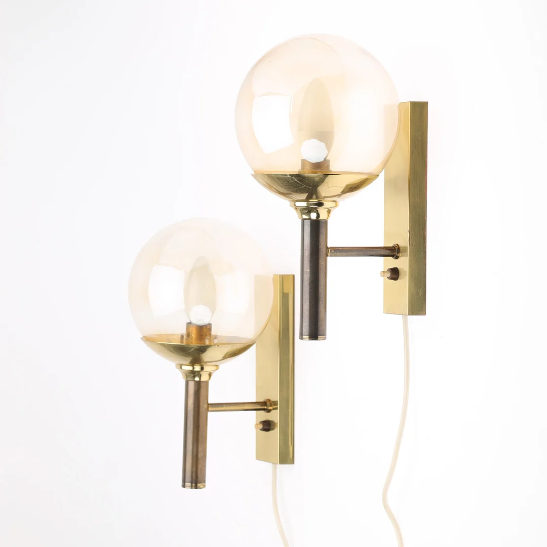 SVEND MEJLSTRØM, et par væglamper af messing med glaskupler, Mejlstrøm Belysning, Norge, 1900-tallets anden halvdel (2). — Wall Lights — Palsgaard Kunstauktioner
