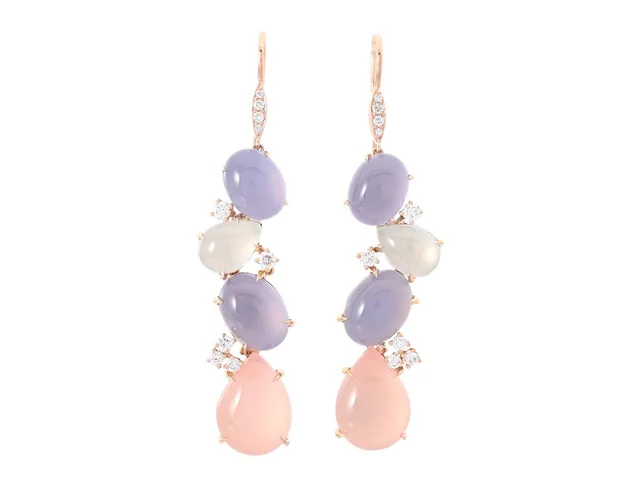 ÖRHÄNGEN, 18K roséguld, cabochonslipade rosenkvartser, blå kalcedoner, beryller, 18 briljantslipade diamanter ca 0,60 ctv, ca TW/VS-SI, höjd 60 mm, vikt 17,9 g, krokar.