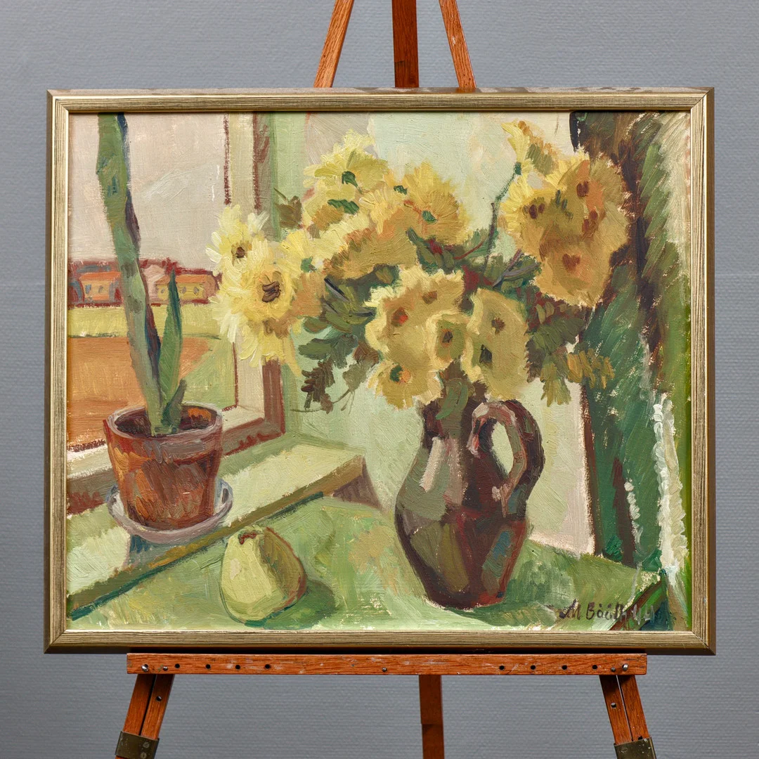 MAJA BÅÅTH (1883-1984) "CRYSANTEMUM VID FÖNSTRET" OLJA PÅ PANNÅ, SIGNERAD, DATERAD 1944. — Paintings — Auktionskammaren Sydost Kalmar