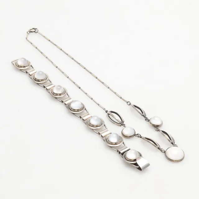 COLLIER & ARMBAND, silver, med ljusgrå glascabochoner, Mattsson & Olsson. Malmö. 1950-tal.