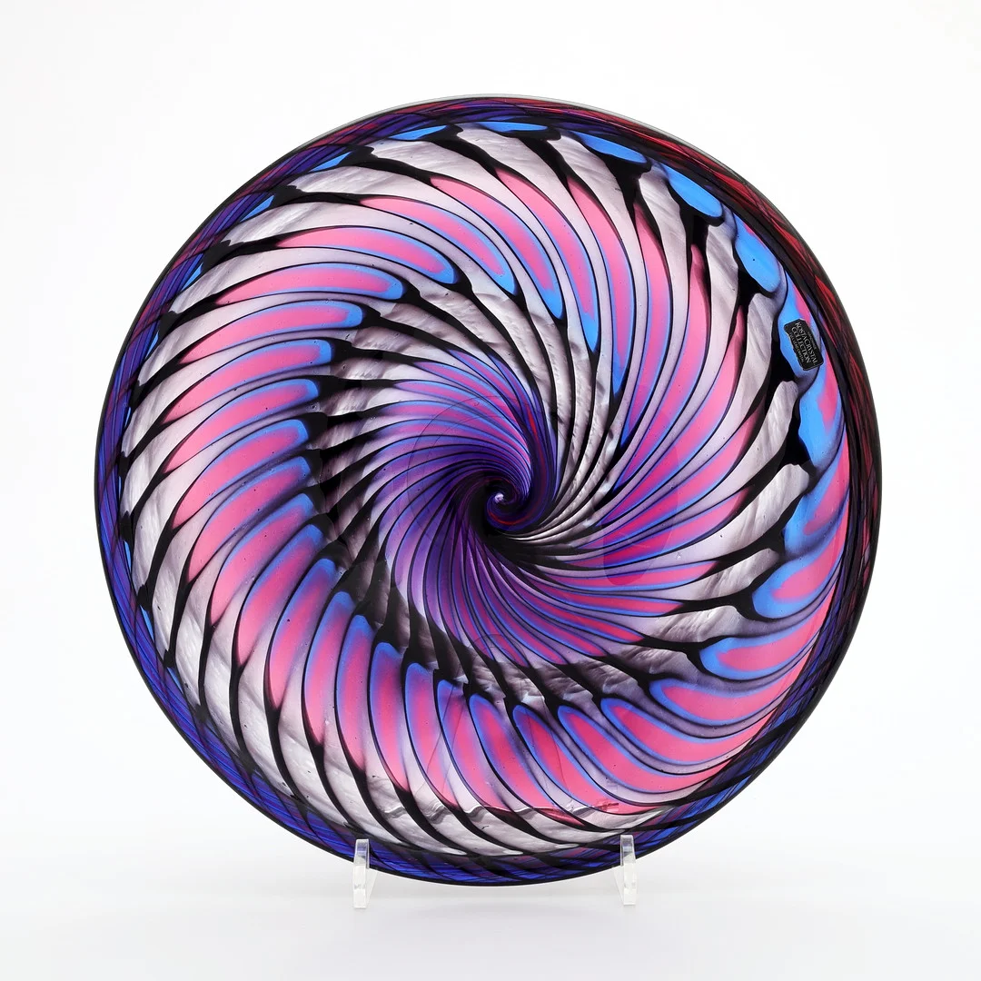 BENGT HEINTZE. Skål på fot, glas, hyttarbete, Kosta, signerad, tillverkning 1983. — Art glass — Växjö Auktionskammare