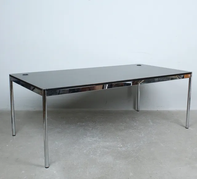 USM Haller, Tisch / Schreibtisch, verchromtes Stahlrohr, Eiche.