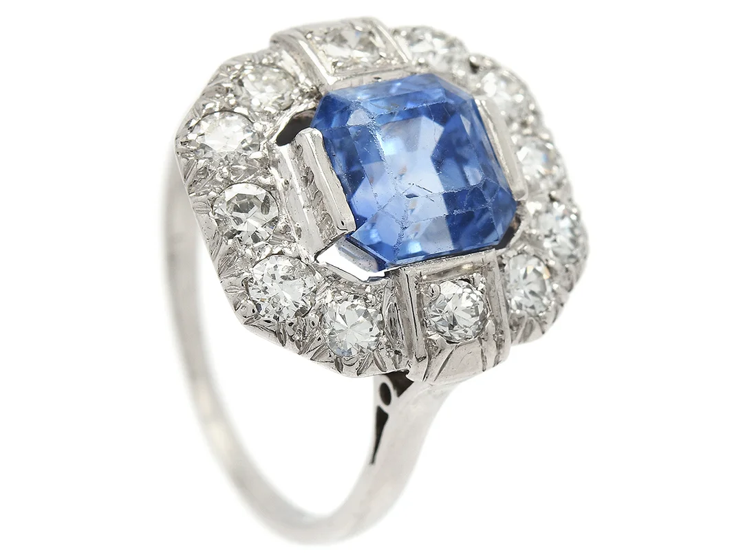 RING, platina, oktagonalt slipad ljusblå safir ca 3,66 ct, 12 briljant- gammal- och swisslipade diamanter ca 0,60 ctv, ca TW-Cr(G-J)/VS-P, stl 16,5 mm, vikt 5,1 g, små sprickor i lödningarna mellan skena och fattning, safiren har slitna fasettkanter och rör sig i fattning, en diamant skadad. — Smycken/Ring — Kaplans