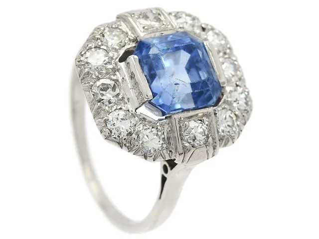 RING, platina, oktagonalt slipad ljusblå safir ca 3,66 ct, 12 briljant- gammal- och swisslipade diamanter ca 0,60 ctv, ca TW-Cr(G-J)/VS-P, stl 16,5 mm, vikt 5,1 g, små sprickor i lödningarna mellan skena och fattning, safiren har slitna fasettkanter och rör sig i fattning, en diamant skadad.