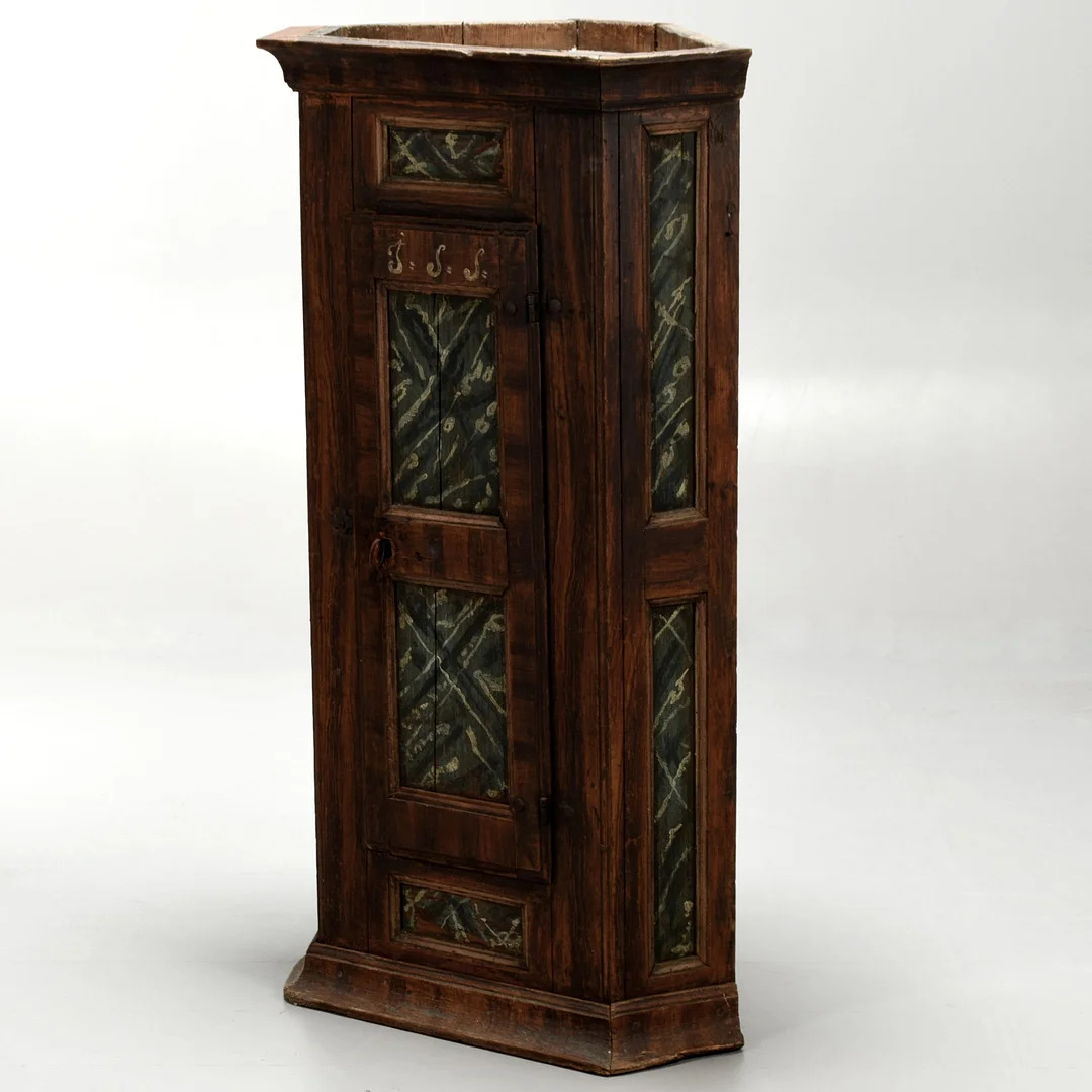 HÖRNSKÅP, Allmoge, 17-/1800-tal. — Furniture — Norrlands Auktionsverk