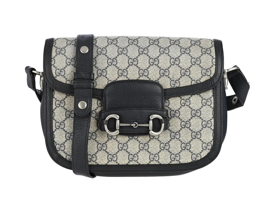 VÄSKA, GUCCI, Horsebit Small Shoulder Bag, GG Monogram, silverfärgade beslag, 25x20x4 cm, kvitto från 2021, fläckar på foder. — Accessoarer/Väskor — Kaplans