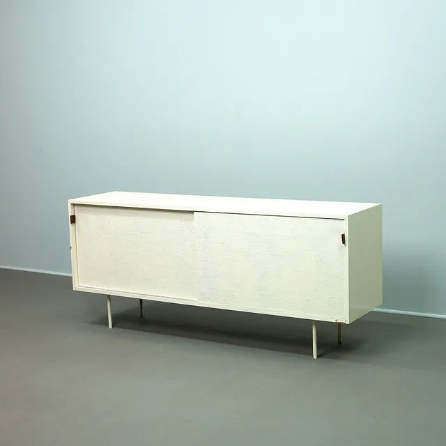 FLORENCE KNOLL. Knoll International, Sideboard / Anrichte, Modell 116, Holz, Bast, Leder, 1950er Jahre.