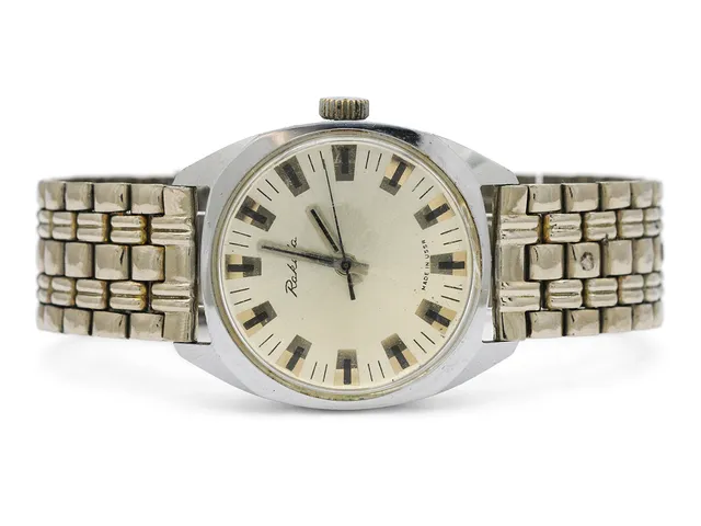 RAKETA, herrur, 33 mm, vitmetall, manuell, plexiglas, skadad urtavla, ca 1975, metallänk ej original.