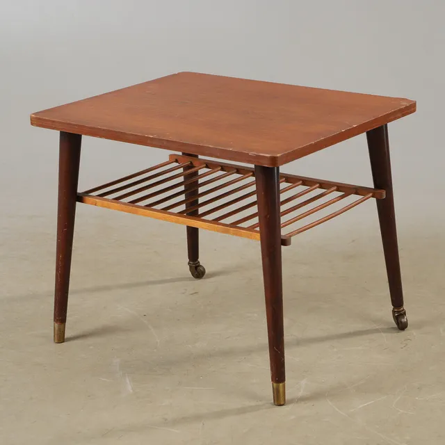 BORD MED HYLLA, teak med mässingsavslut, 1900-talets mitt.