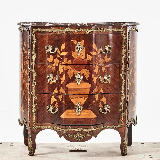 BYRÅ, omkring 1900, Louis XV stil, fanerad i valnöt och björk, intarsia dekor, beslag i mässing, skiva i sten.