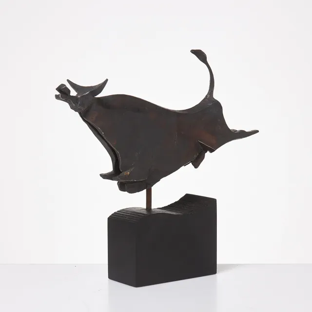 LARS LARSSON. SKULPTUR, föreställande en tjur, patinerad järn, på träsockel, stämplad L. Larsson i godset.