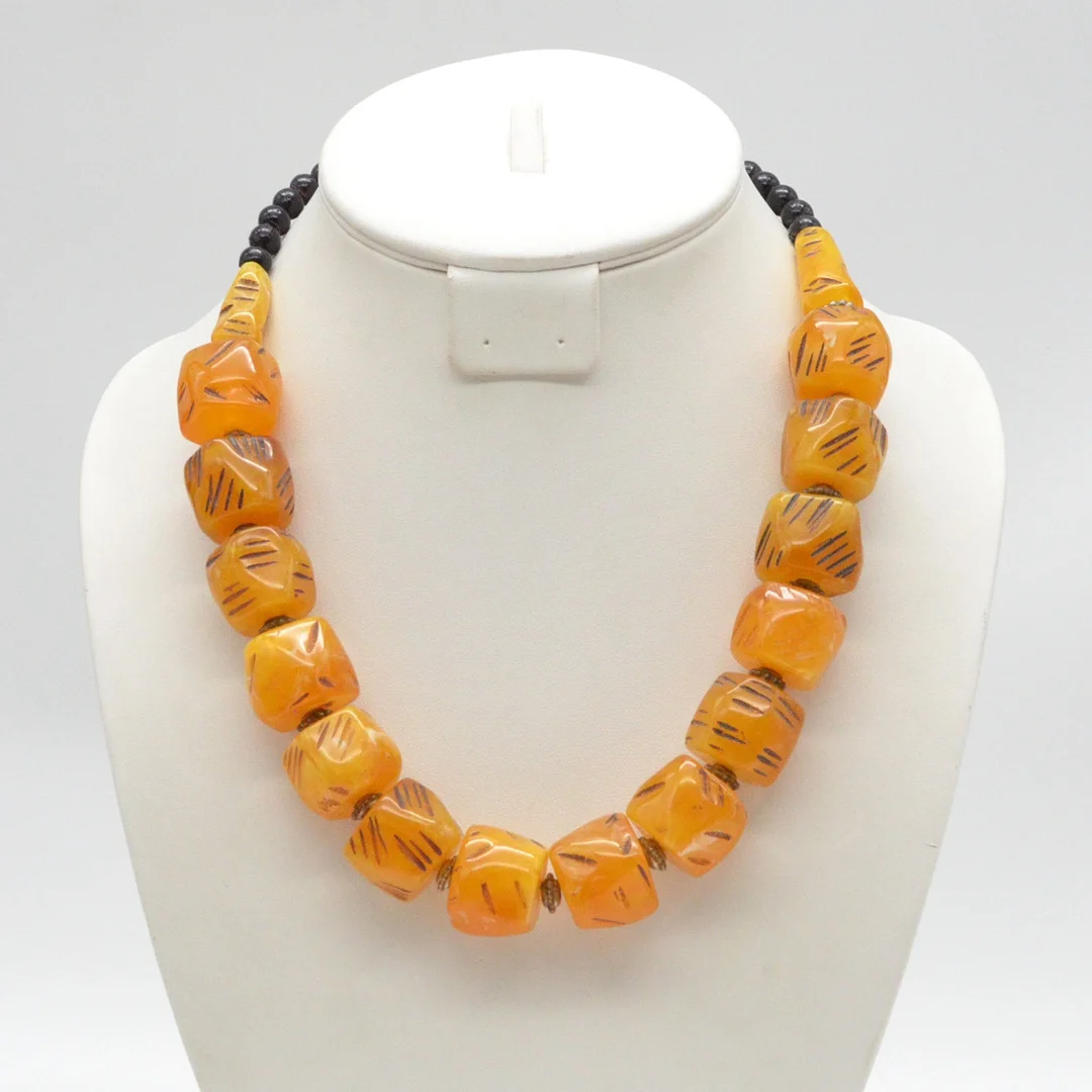 VINTAGE COLLIER AUS BERNSTEIN, BRANDGRAVUR VERZIERUNG, SCHWARZE HOLZPERLEN, TRENNPERLEN AUS METALL, VERGOLDETER VERSCHLUSS, UM 1950, CA. 53 CM. — Necklace — Kunst- und Auktionshaus Kleinhenz