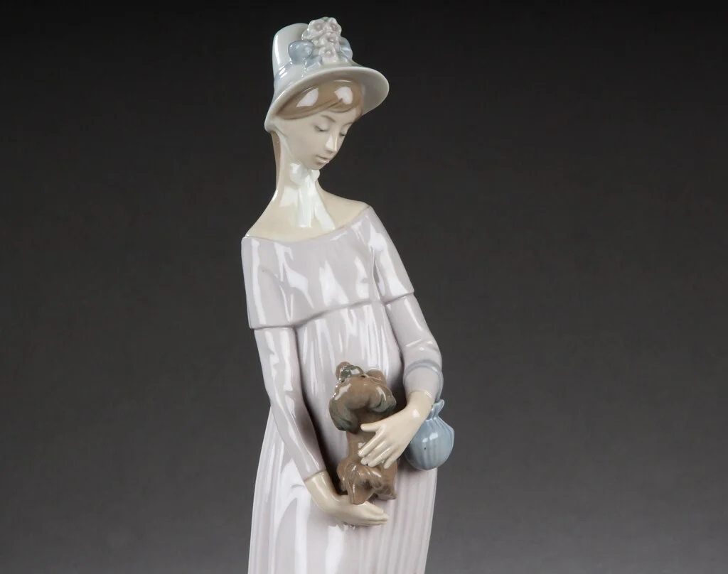 Lladró, Spanien. Figur af porcelæn i form af ung kvinde med hund — Glass, porcelain and ceramics/Figures — Lauritz