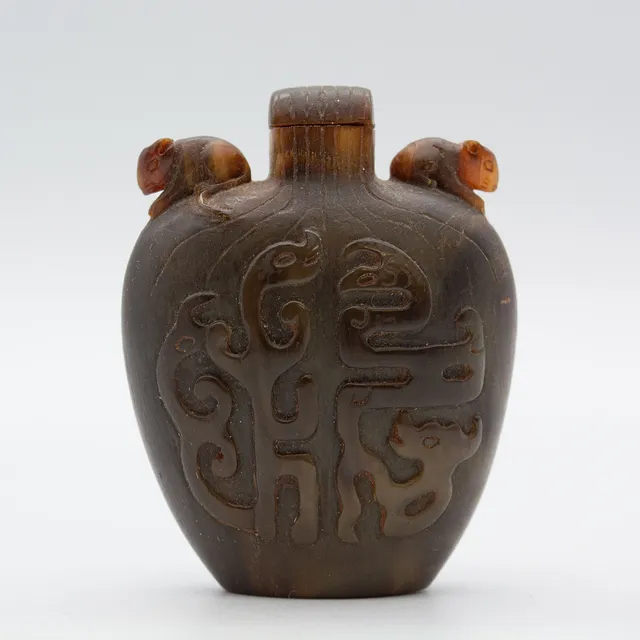 SNUFFBOTTLE, TAOTIE MUSTER, JADE, CHINA, UM 1930.