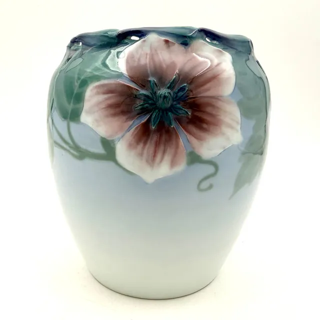 ASTRID EWERLÖF. Vas, Rörstrand, porslin, jugend, blåtonad, polykrom dekor i relief av blommor, genombruten överdel, märkt E Rörstrand, inpressad märkning 2473 RR.