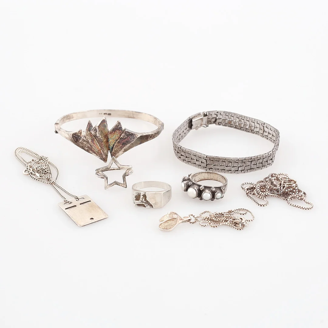 ARMBAND, HÄNGEN, RINGAR, silver, totalvikt 75,1 gram. — Objet de vertu & Miscellaneous — Växjö Auktionskammare