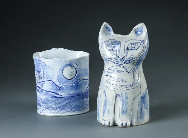 Birgit Krogh. To dele keramik. Figur i form af kat samt vase (2)