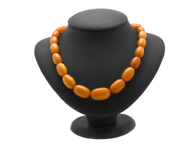 COLLIER, bärnsten alternativt copal resin, längd 53 cm, i behov av omträdning.