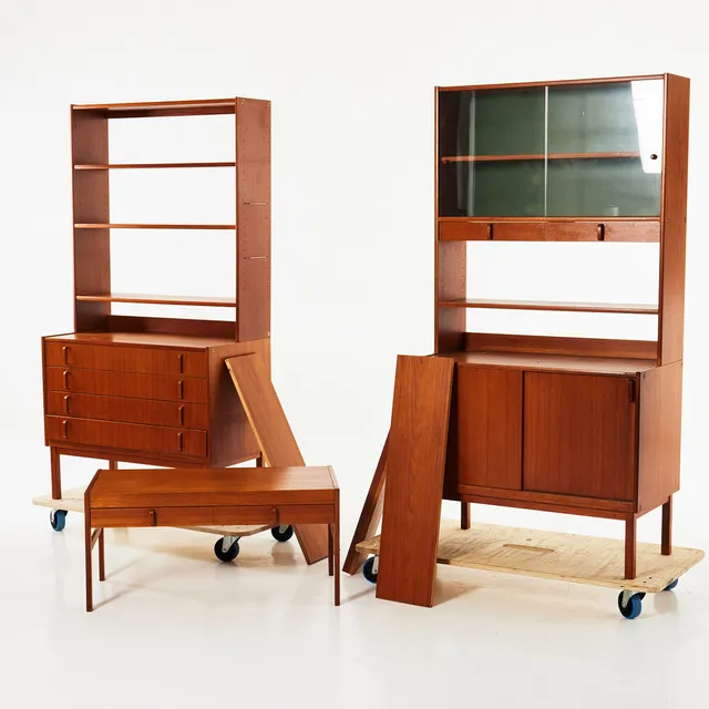 BERTIL FRIDHAGEN. Bokhyllsektioner, 3 dlr., 1960-tal, fanerade i teak, varav en med vitrinsdel, Bodafors.