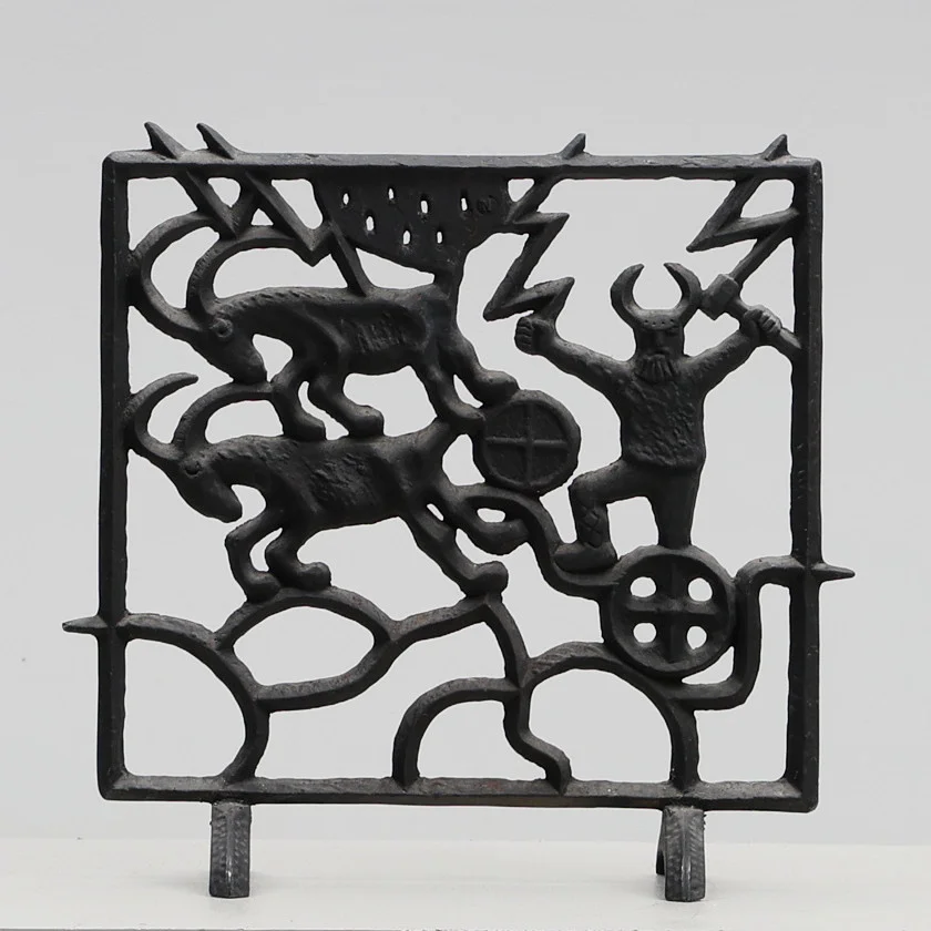 OLLE HERMANSSON. Gnistskydd, gjutjärn, Husqvarna, monogramsignerat i godset. — Other metals — Gomér & Andersson Jönköping