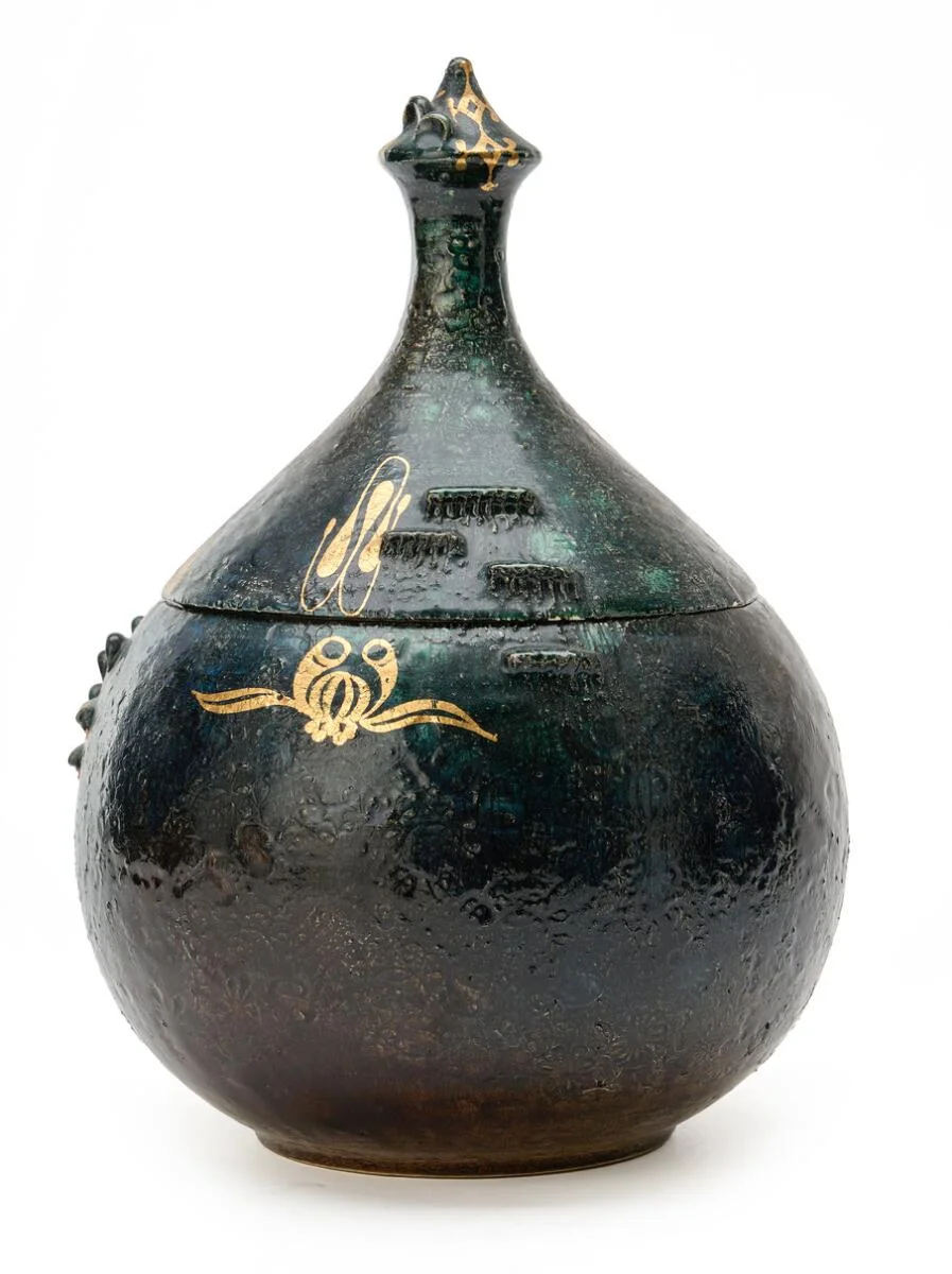 Onion-shaped earthenware lid jar modelled with relief motifs and patterns. Decorated with dark blue-green glaze with gilt motifs. Signed Bjørn Wiinblad. H. 30 cm. Diam. max. 20 cm. — Modern Decorative Art — Bruun Rasmussen