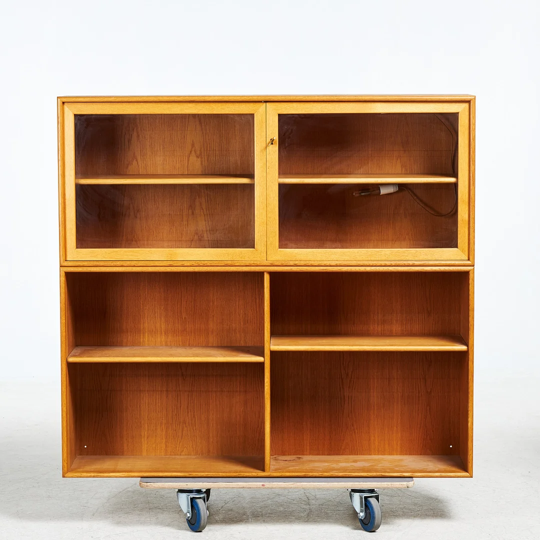 ALF SVENSSON. MODULER, 2 dlr, fanerade i ek, vitrindel samt modul med hyllplan, ena brännmärkt Alf Svensson Bjästa Möbelfabrik. — Cupboards, Cabinets & Shelves — Stockholms Auktionsverk Sickla