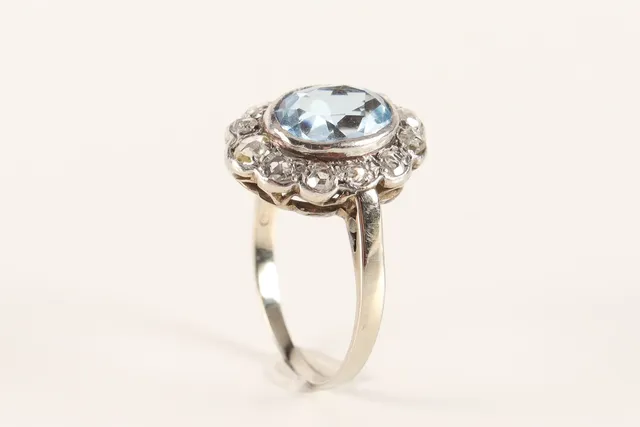 Vintagering af 14 kt hvidguld m. aquamarin og oldcut diamanter