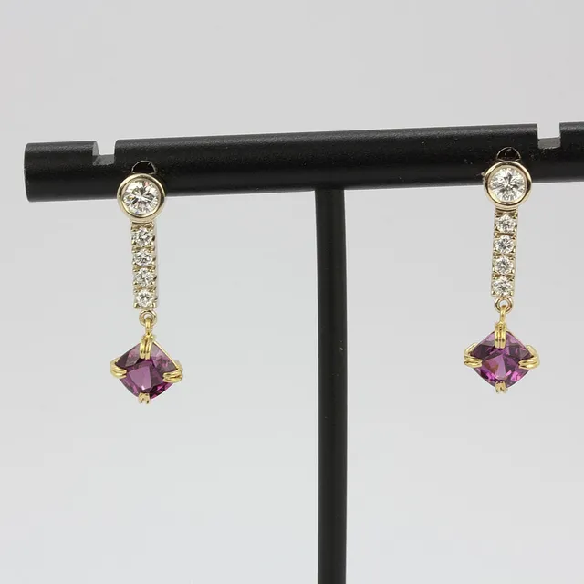 18CT GOLD DIAMOND & GARNET EARRINGS.
