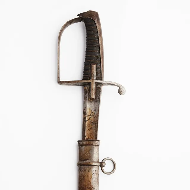 SABEL, svensk, gustaviansk, omkring år 1795, för officer vid husarregemente, stålfäste med läderklädd kavel, lätt krökt klinga med graverad dekor av bl.a. trofégrupp och kruthorn, stålbalja med dubbla koppelringar.