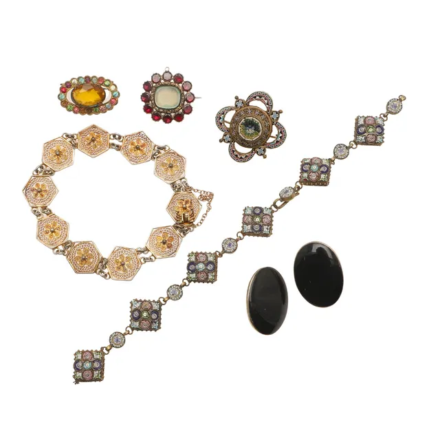 A GEORGIAN GARNET MEMORIAL BROOCH.