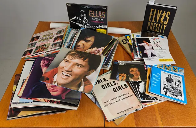 ELVIS PRESLEY. Vinylskivor, plansch, böcker, nothäften, tidniningar.