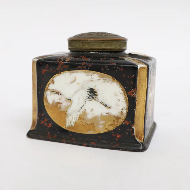 BLÄCKSTÄLL, 1800-1900-tal, med handmålad dekor och förgyllning av bland annat storkar, lock i patinerad koppar med reliefdekor.