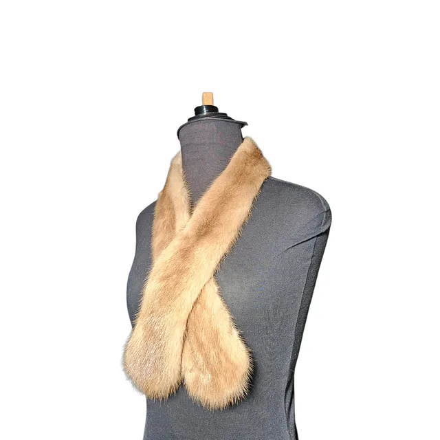 Cuello de visón en tonos beiges.