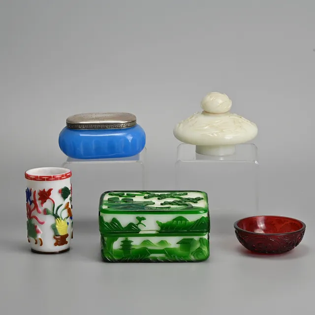 A GROUP OF COLOURED GLASSWARE, 19TH/20TH CENTURY.