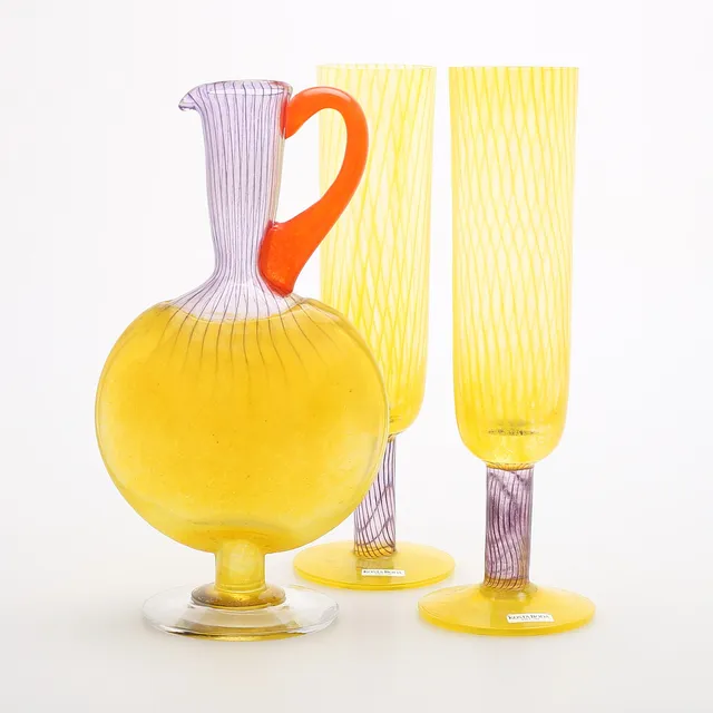 KJELL ENGMAN. Champagneglas, 1 par samt kanna, Kosta Boda.