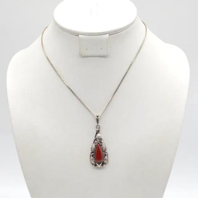 JUGENDSTIL-COLLIER, TROPFENFÖRMIGER ANHÄNGER MIT KORALLENCABOCHON, FISCHE UND SEESTERN, DURCHBROCHENE FASSUNG AUS 835 SILBER, UM 1900.