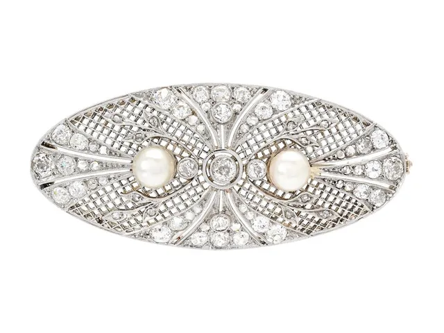 BROSCH, platina/14K vitguld, pärlor ca 5,8 mm, gammal- och rosenslipade diamanter ca 2,50 ctv, Belle Époque, tidigt 1900-tal, mått 53x23 mm, vikt 12,7 g, lagningar, spruckna lödningar, enstaka diamanter har nagg och skador.