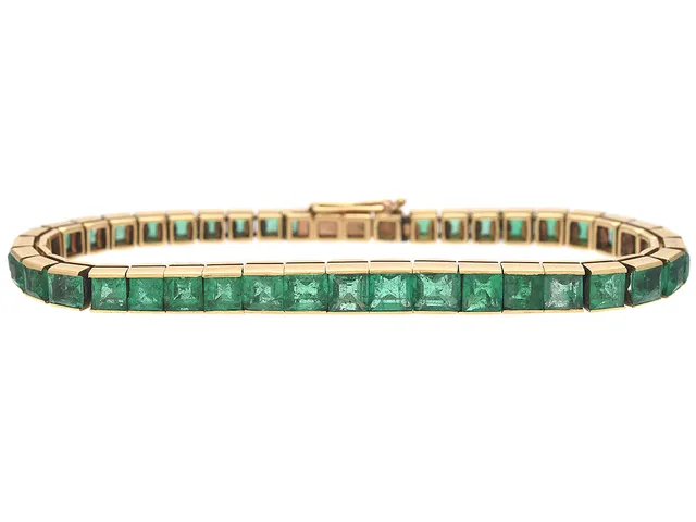ARMBAND, 18K guld, carréslipade smaragder ca 25,0 ctv, längd 17 cm, vikt 19,4 g, flera smaragder är skadade.