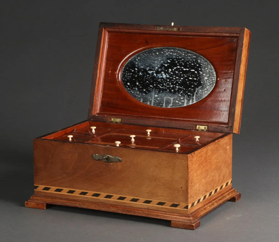 Skrin med spilledåse — Hobby and collectibles/Collectibles — Lauritz