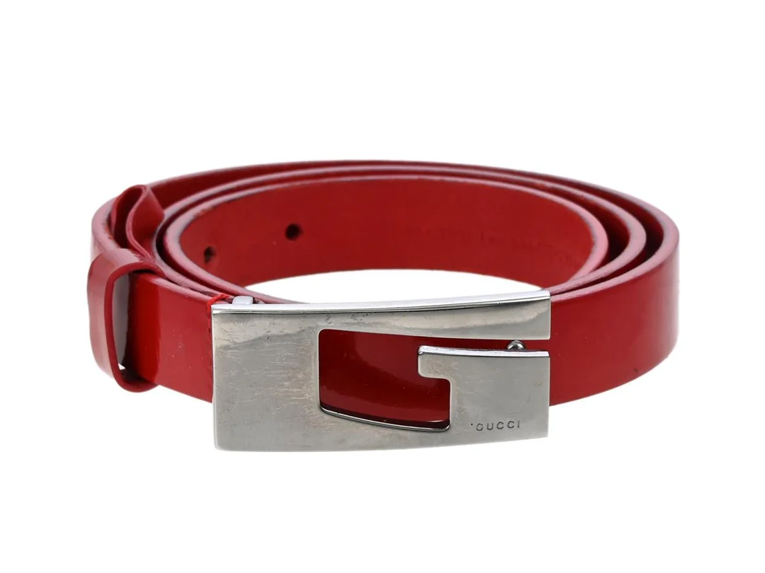 BÄLTE, GUCCI, rött lackläder, svartfärgat spänne, stl 75, bredd 2 cm, repor, bruksslitage. — Accessoarer/Bälten — Kaplans