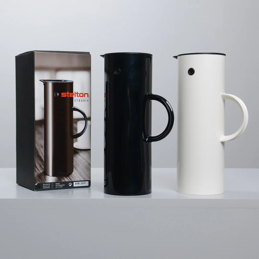 ERIK MAGNUSSEN. Termoskannor, 2 st, "Classic EM77", Stelton, Danmark, 2000-tal. — Miscellaneous — Formstad Auktioner