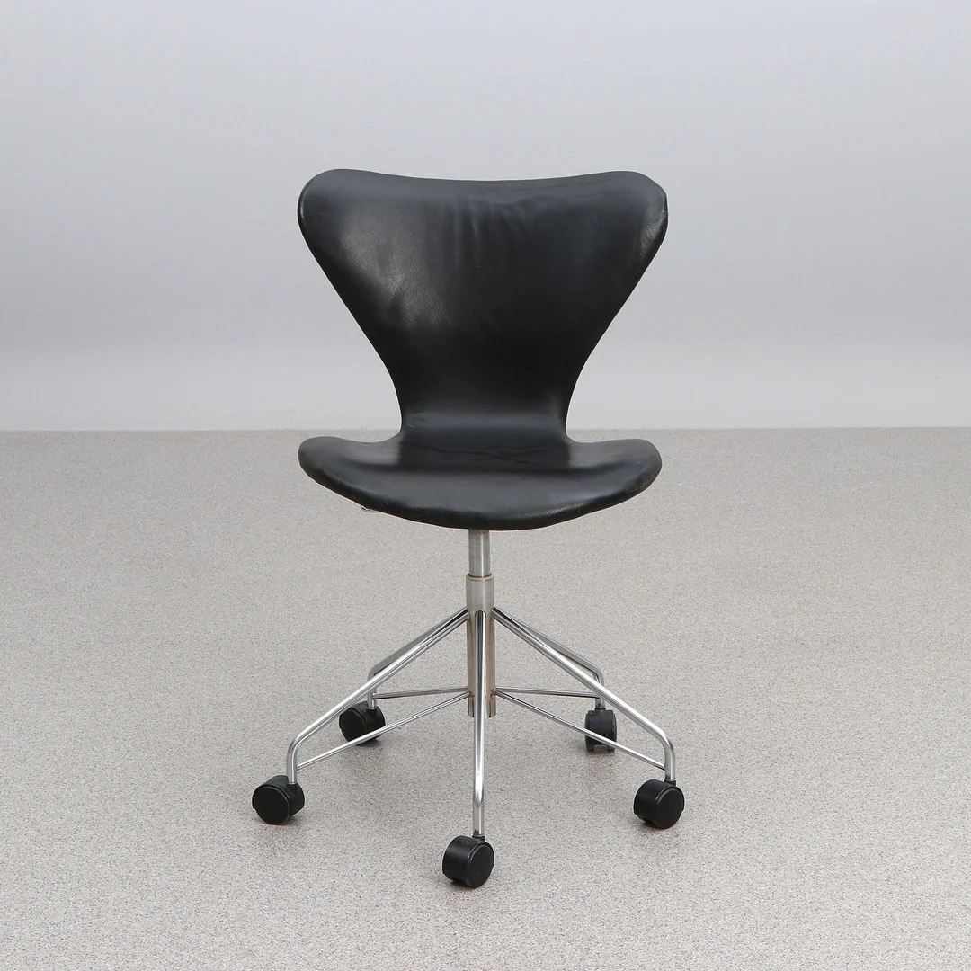 ARNE JACOBSEN. Skrivbordsstol, "Sjuan", Fritz Hansen, 1990/2000-tal. — Armchairs & Chairs — Skånes Auktionsverk