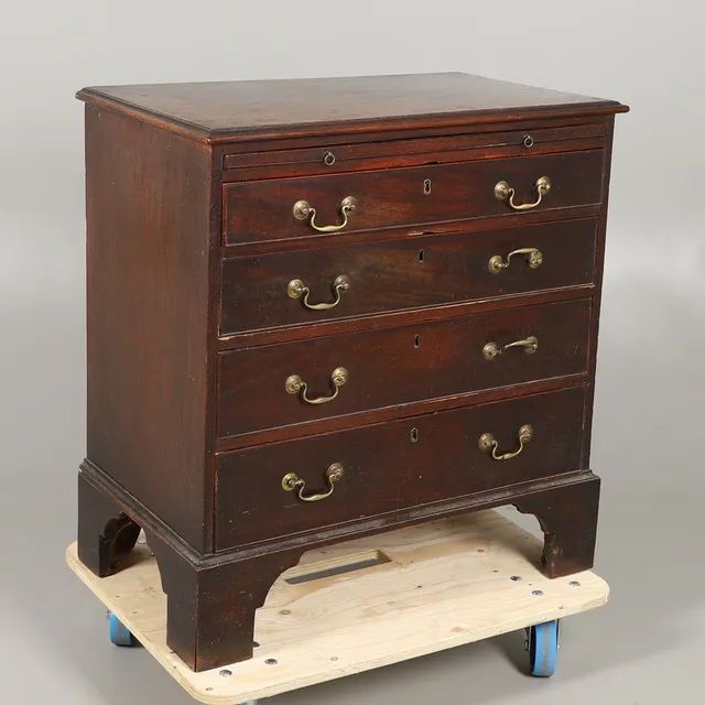 A GEORGE III MAHOGANY BACHELORS CHEST.
