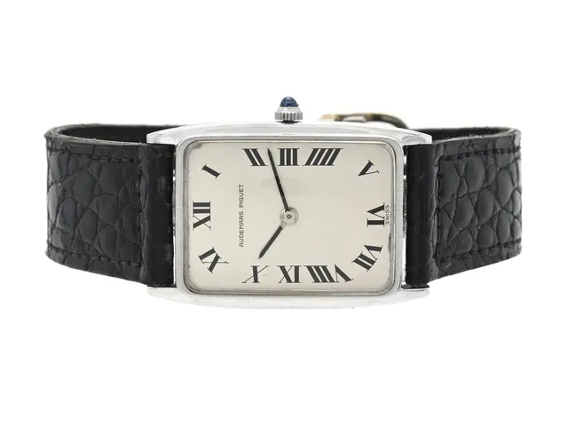 AUDEMARS PIGUET, herrur, 22,5 x 27 (34) mm, Cal 2003, Serie nr. 102195, Boett nr. 46678, 18K vitguld, manuell, safirglas (nagg), målade visare, skadad urtavla, defekt (går ej, akut servicebehov, se fördjupad info), läderband, viklås i 18K vitguld, ca 1967.